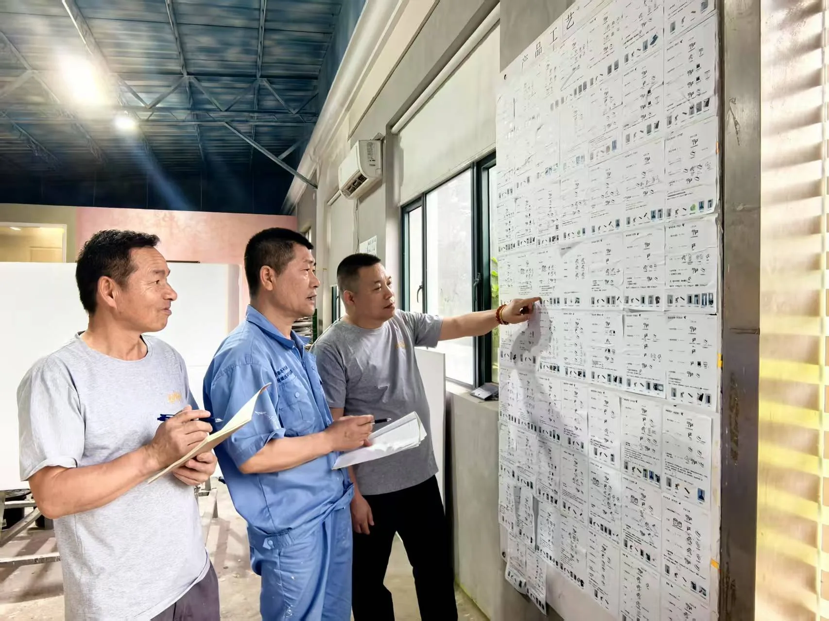 iLuvVivid工匠师培训体系：以工艺标准化重塑墙面装饰艺术
艺术涂料施工
艺术涂料服务